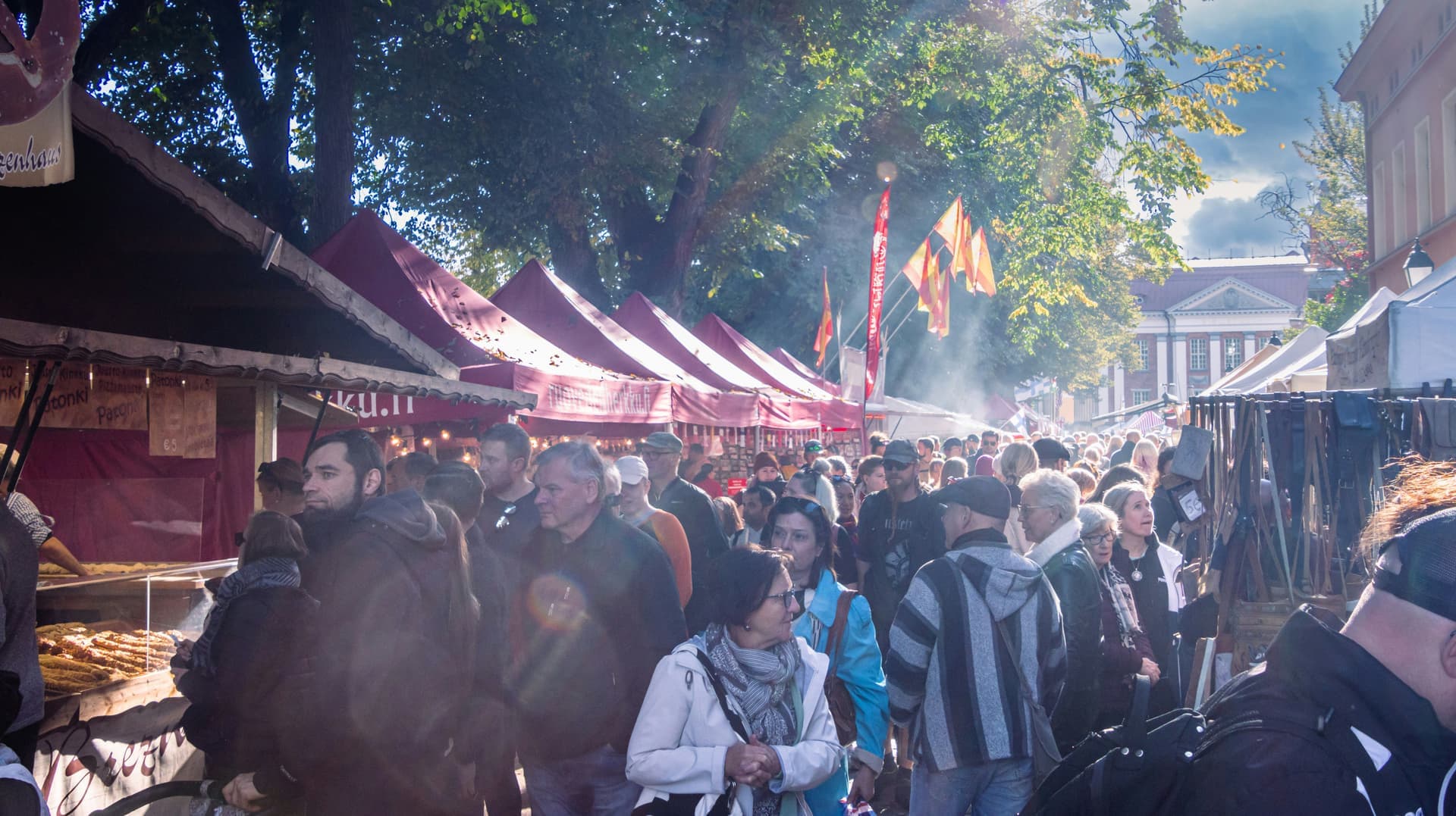 Marché d'automne européen avec produits locaux frais et de saison