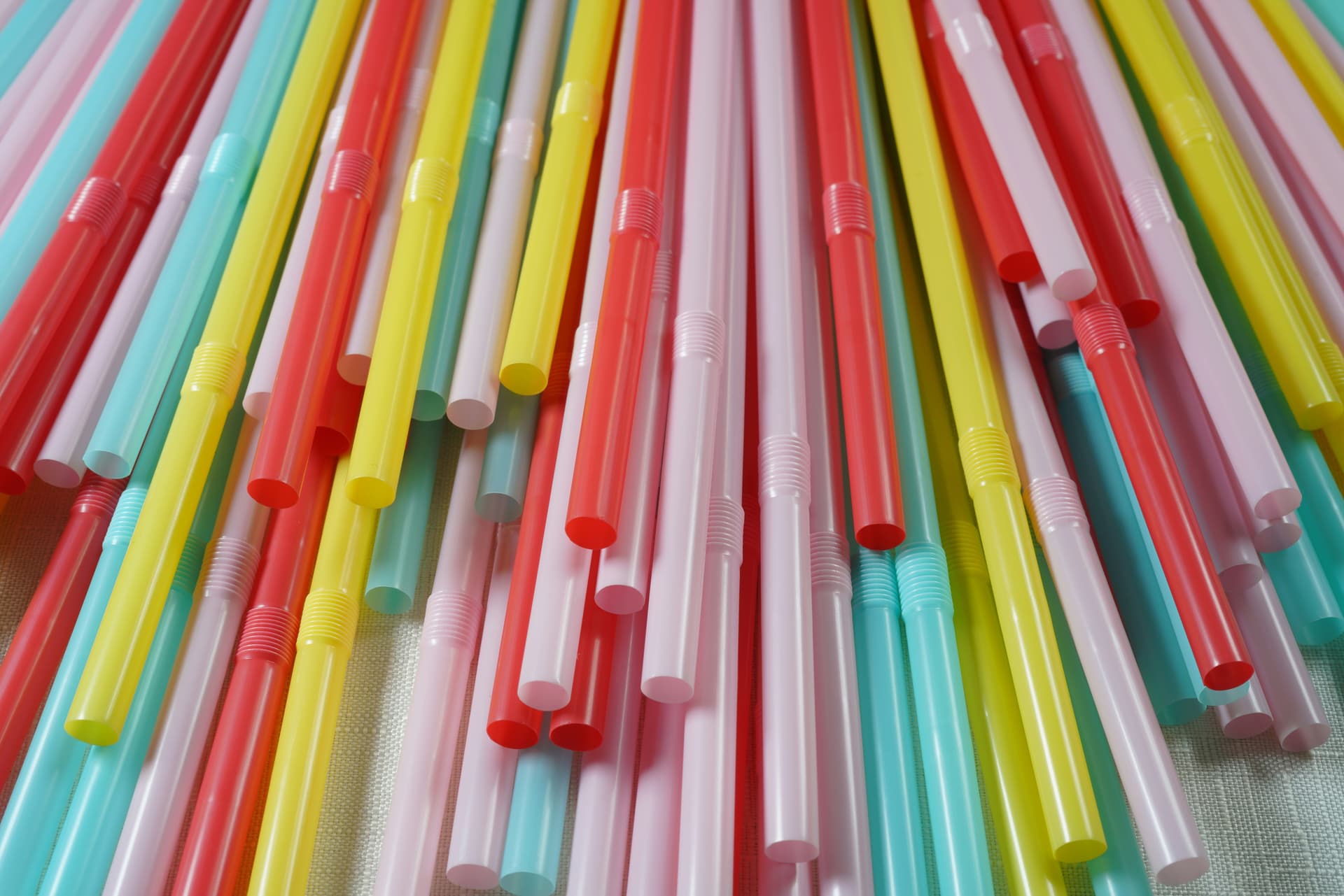 Adieu plastique jetable : où en est l’Europe en 2025 ?